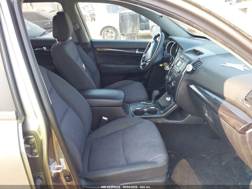 2011 KIA SORENTO VIN: 5XYKTDA25BG064118