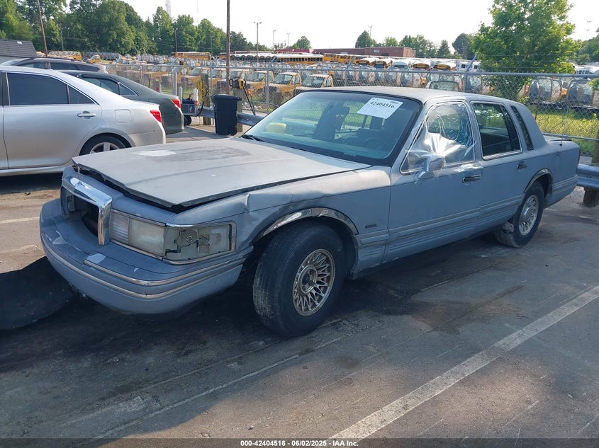 1LNLM81W8PY626163 1993 LINCOLN TOWN CAR photo no. 2