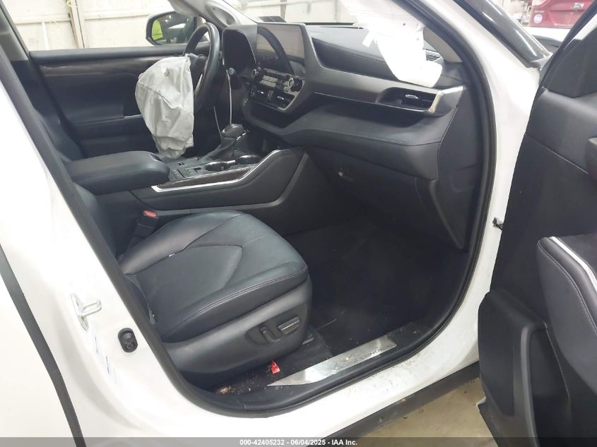 2022 Toyota Highlander - 5TDXBRCH3NS552613