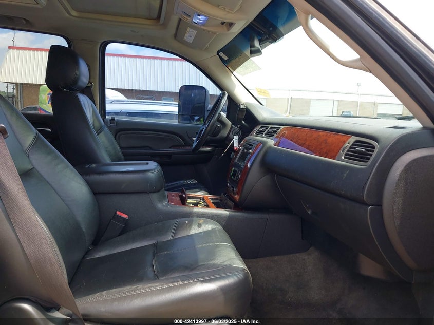 2010 CHEVROLET SUBURBAN 1500 VIN: 1GNUCJE08AR133987