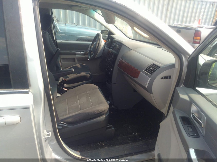 2008 CHRYSLER TOWN & COUNTRY VIN: 2A8HR54P98R780443