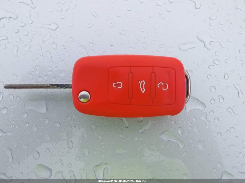 2012 VOLKSWAGEN BEETLE VIN: 3VWJP7AT7CM601230