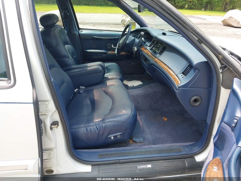 1995 LINCOLN TOWN CAR SIGNATURE/SPINNAKER 1LNLM82WXSY738521 from
