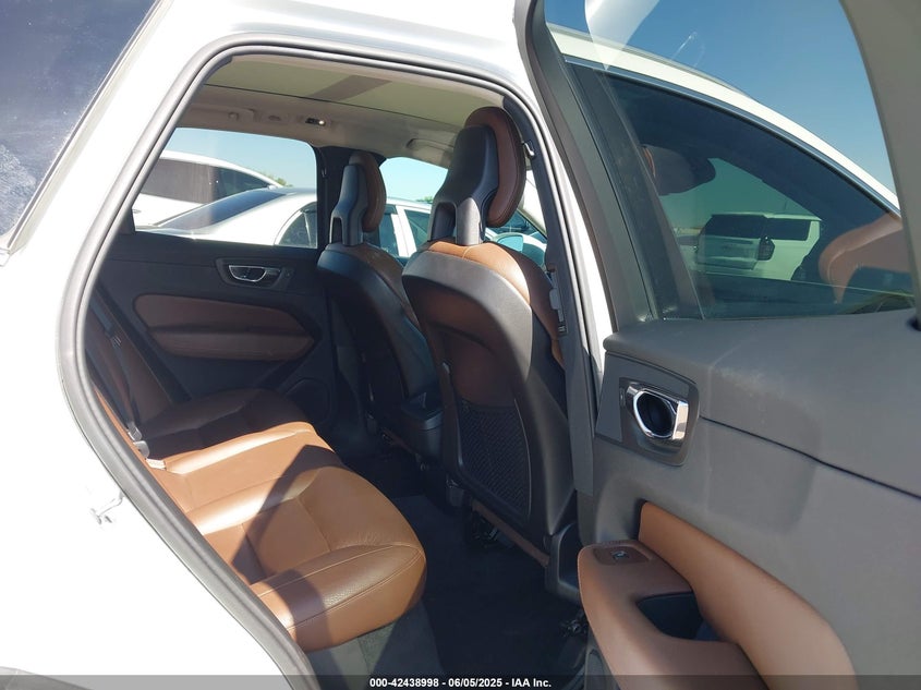 VIN YV4102RKXJ1041197 2018 VOLVO XC60 T5 MOMENTUM