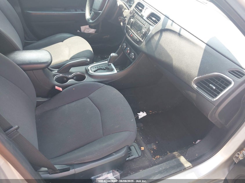 2012 CHRYSLER 200 VIN: 1C3CCBABXCN305890