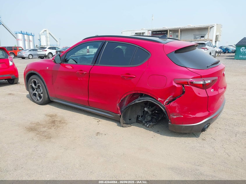 VIN ZASPAKBN5N7D32683 2022 ALFA ROMEO STELVIO TI AWD