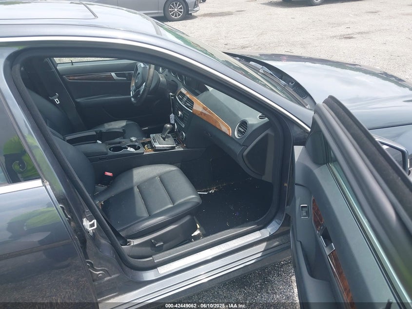 2013 MERCEDES-BENZ C 250 LUXURY/SPORT - WDDGF4HB4DR275839