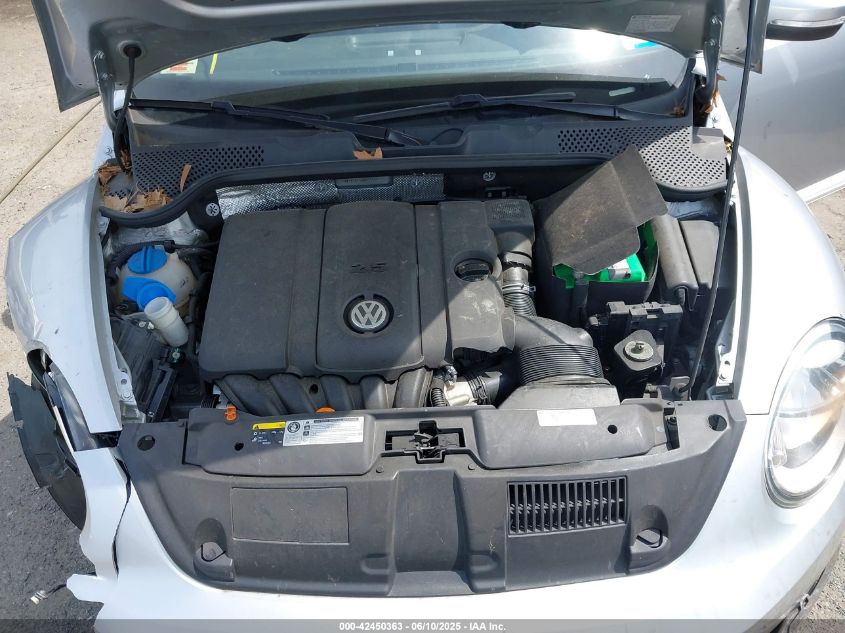 2013 Volkswagen Beetle 2.5L VIN: 3VWJX7AT5DM654445 Lot: 42450363