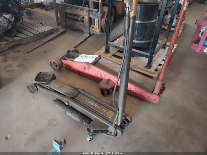 2000 2 FLOOR JACKS NAPA FLEET 4 TON/HEIR WERNER 20 TON  