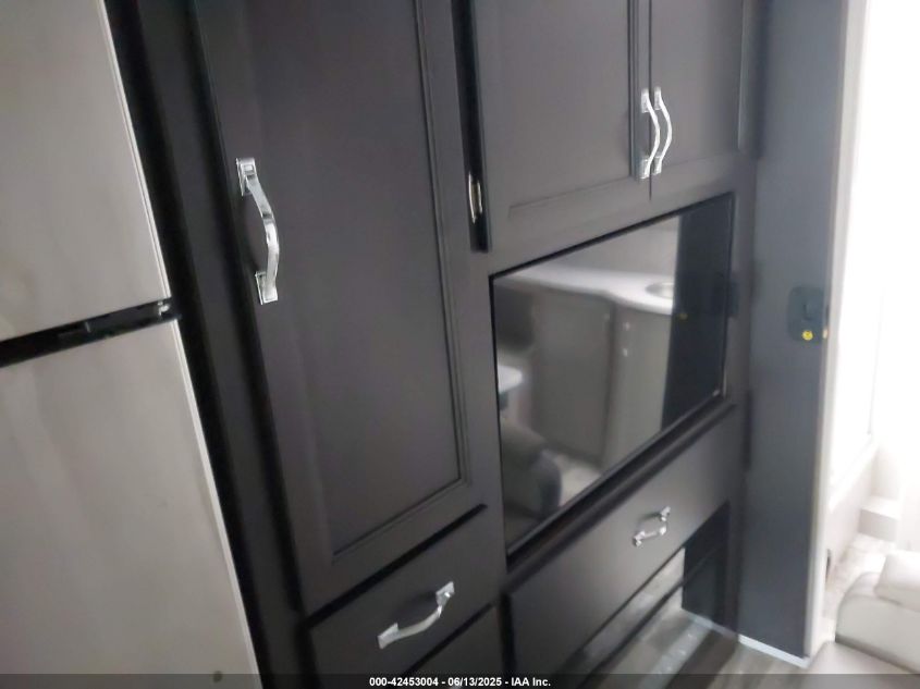 2025 Ford F-550 Chassis - 1FDUF5HTXRDA00083