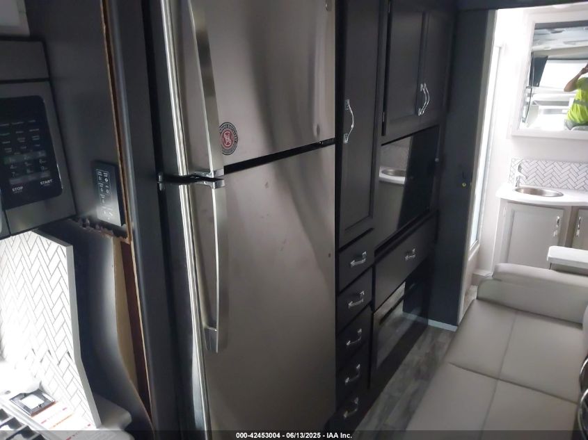 2025 Ford F-550 Chassis - 1FDUF5HTXRDA00083