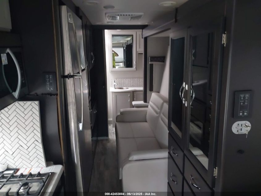 2025 Ford F-550 Chassis - 1FDUF5HTXRDA00083