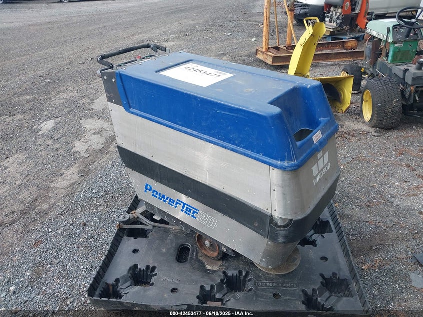 2000 POWER TEC 20 FLOOR CLEANING MACHINE