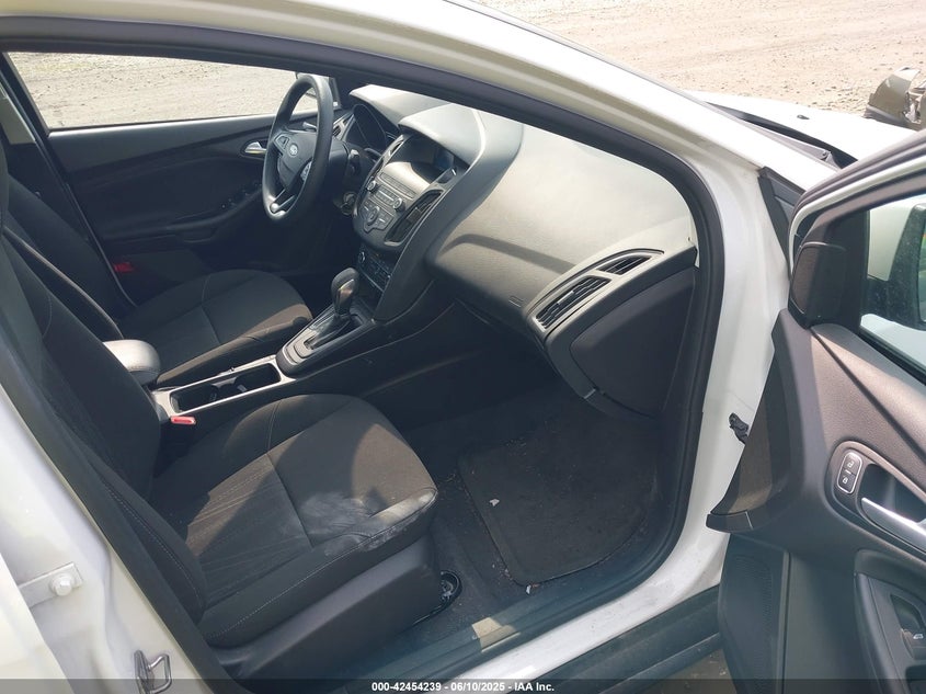 VIN 1FADP3F27JL277094 2018 FORD FOCUS SE