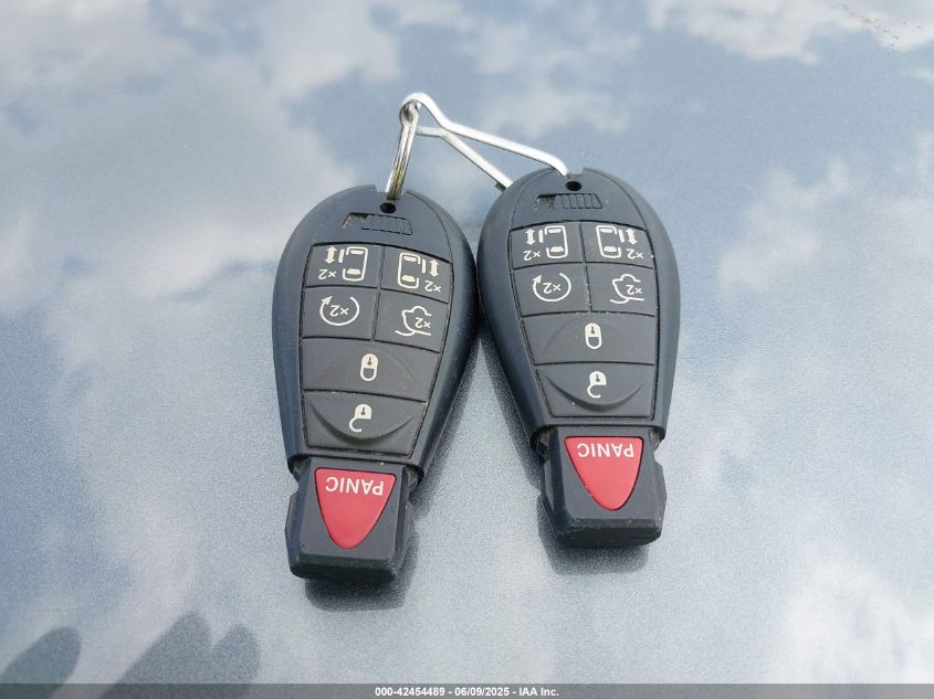 2015 Chrysler Town & Country Touring-L VIN: 2C4RC1CG8FR697445 Lot: 42454489