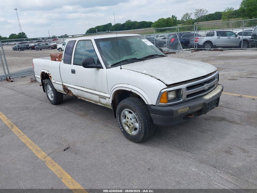 1995 Chevrolet S Truck S10 white pickup gasoline 1GCDT19WXS8129972 photo #1