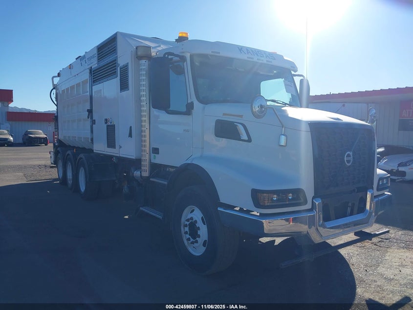2022 VOLVO VHD  (VIN: 4V5KH9EH9NN607626)