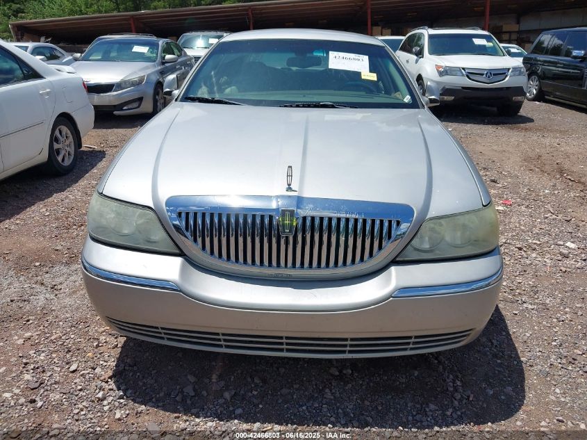 2004 Lincoln Town Car Signature VIN: 1LNHM81W94Y608000 Lot: 42466803