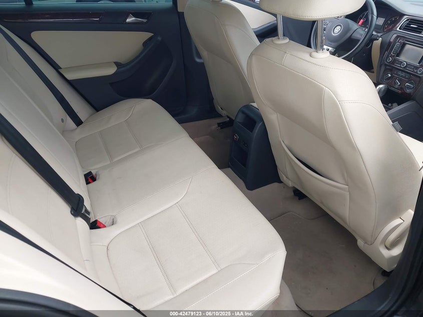 2011 Volkswagen Jetta 2.5L Sel VIN: 3VWLX7AJ0BM324748 Lot: 42479123