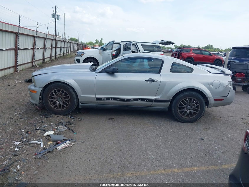 2005 Ford Mustang V6 Deluxe/V6 Premium VIN: 1ZVFT80N855139652 Lot: 42479548