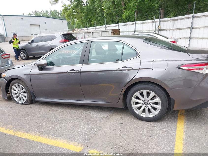 2018 TOYOTA CAMRY LE - 4T1B11HK6JU641600
