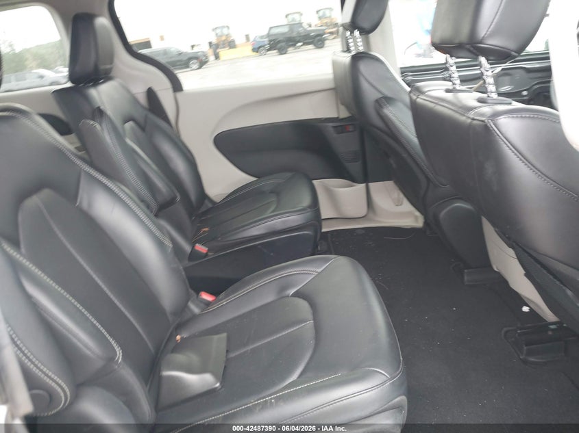 2023 CHRYSLER PACIFICA HYBRID auction photo 8