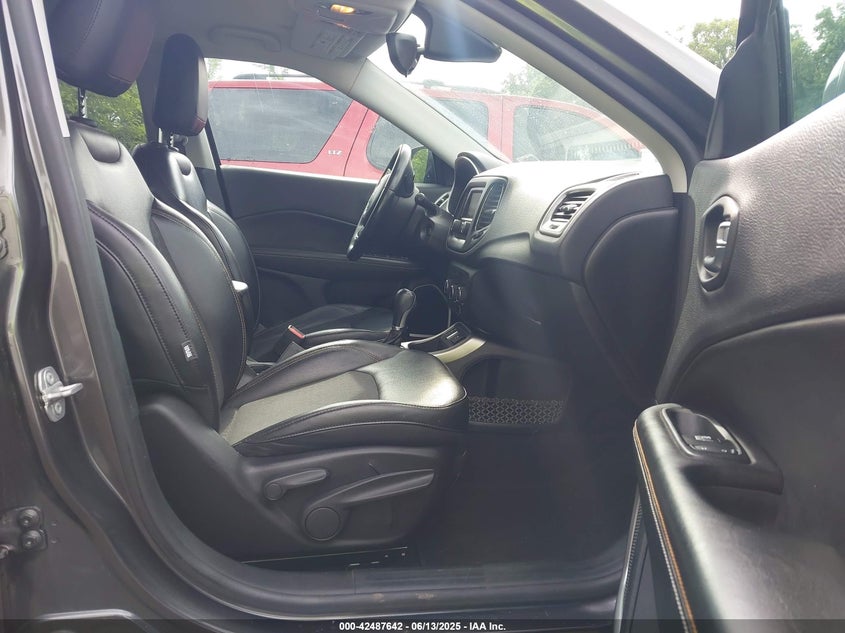 VIN 3C4NJCBB3JT268094 2018 JEEP COMPASS LATITUDE FWD