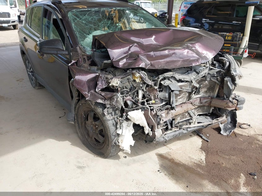 VIN 2T3BFREV9JW760327 2018 TOYOTA RAV4 LE