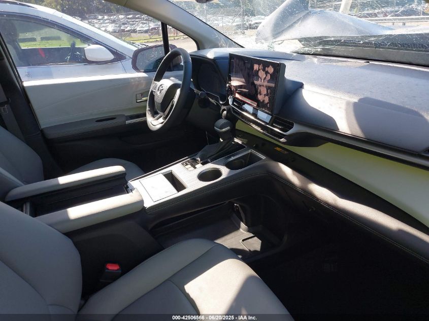 2025 Toyota Sienna - 5TDYSKFC1SS171804