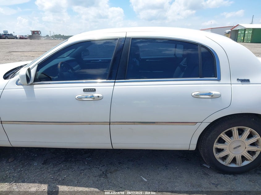 2009 LINCOLN TOWN CAR VIN: 2LNHM82V19X635866