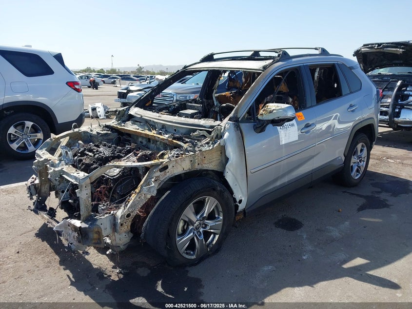 VIN JTMRWRFV2ND139754 2022 TOYOTA RAV4 HYBRID XLE