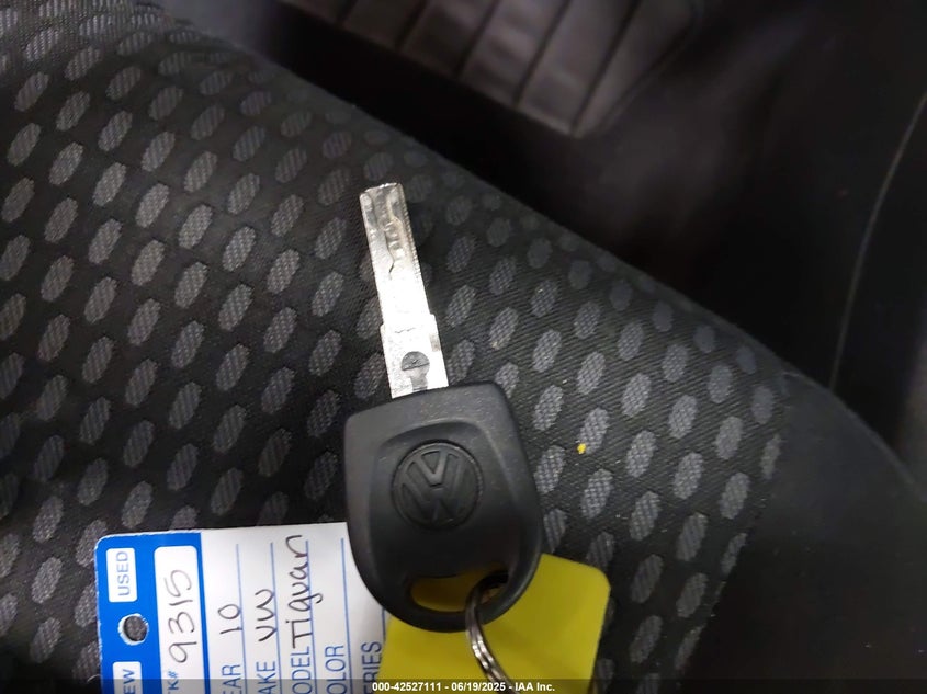 2010 VOLKSWAGEN TIGUAN VIN: WVGAV7AXXAW512143