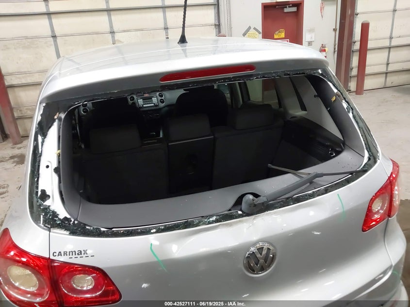 2010 VOLKSWAGEN TIGUAN VIN: WVGAV7AXXAW512143