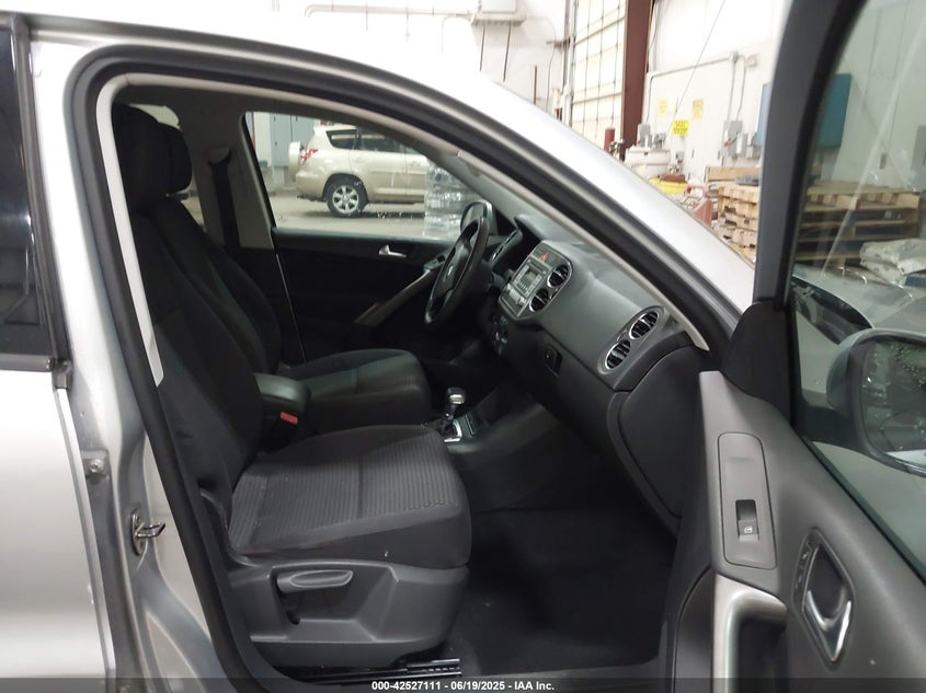 2010 VOLKSWAGEN TIGUAN VIN: WVGAV7AXXAW512143