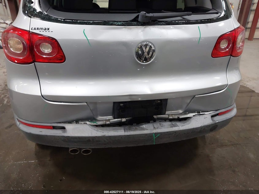 2010 VOLKSWAGEN TIGUAN VIN: WVGAV7AXXAW512143