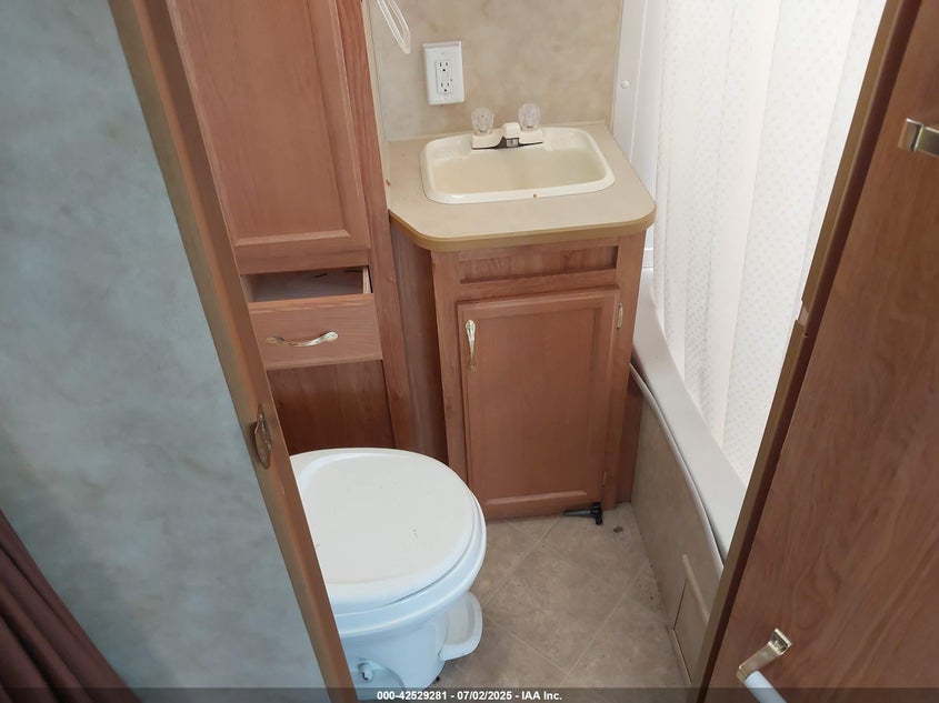 1UJBJ02N161ES0533 2006   photo no. 13