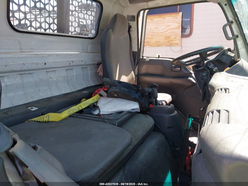 2004 Isuzu W3S042 Npr Gas Reg white van gasoline 4KLB4B1U44J802688 photo #4