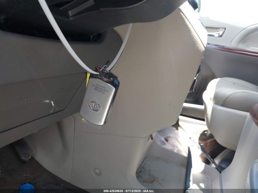 2014 TOYOTA SIENNA LIMITED V6 7 PASSENGER/XLE V6 7 PASSENGER AUTO ACCESS SEAT/XLE V6 8 PASSENGER - 5TDYK3DC3ES526954