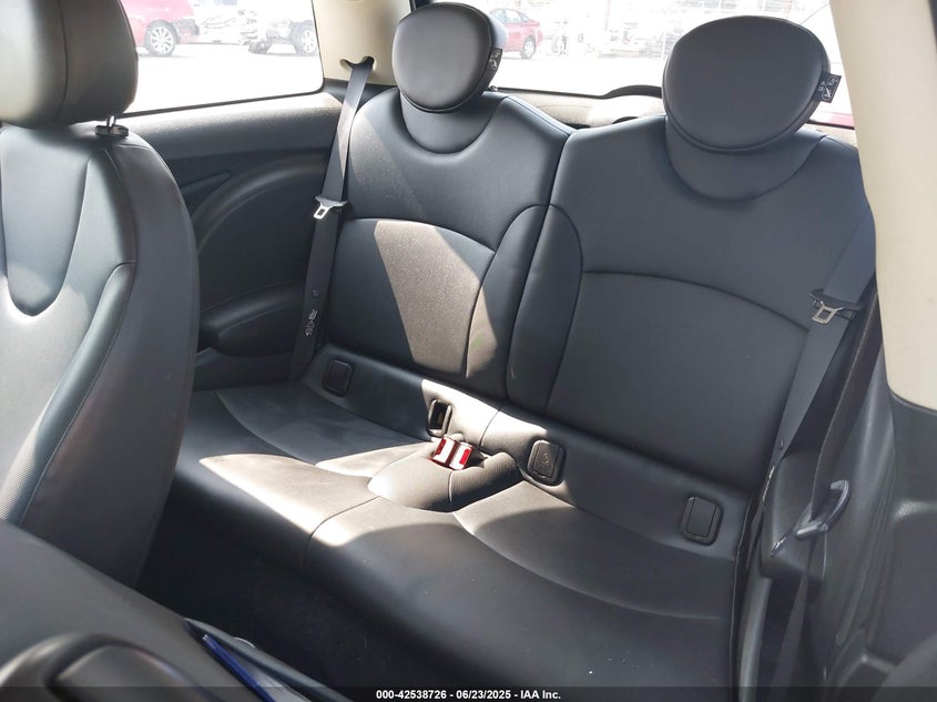 2011 MINI COOPER VIN: WMWSU3C52BT091518