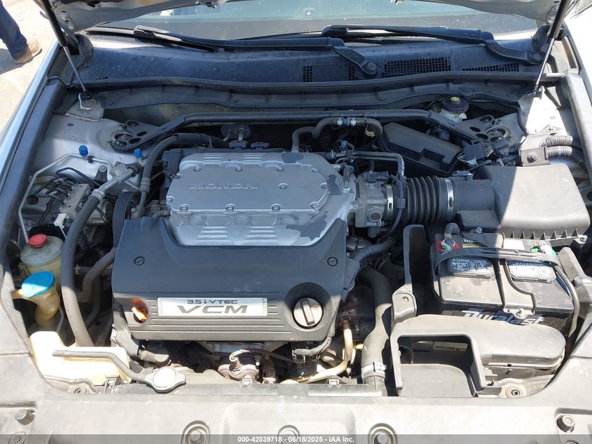 2011 HONDA ACCORD VIN: 1HGCP3F85BA016300