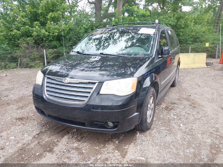2010 CHRYSLER TOWN & COUNTRY auction photo 2