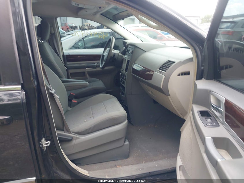 2010 CHRYSLER TOWN & COUNTRY auction photo 5