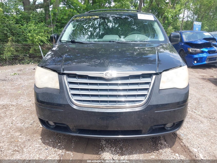 2010 CHRYSLER TOWN & COUNTRY auction photo 6