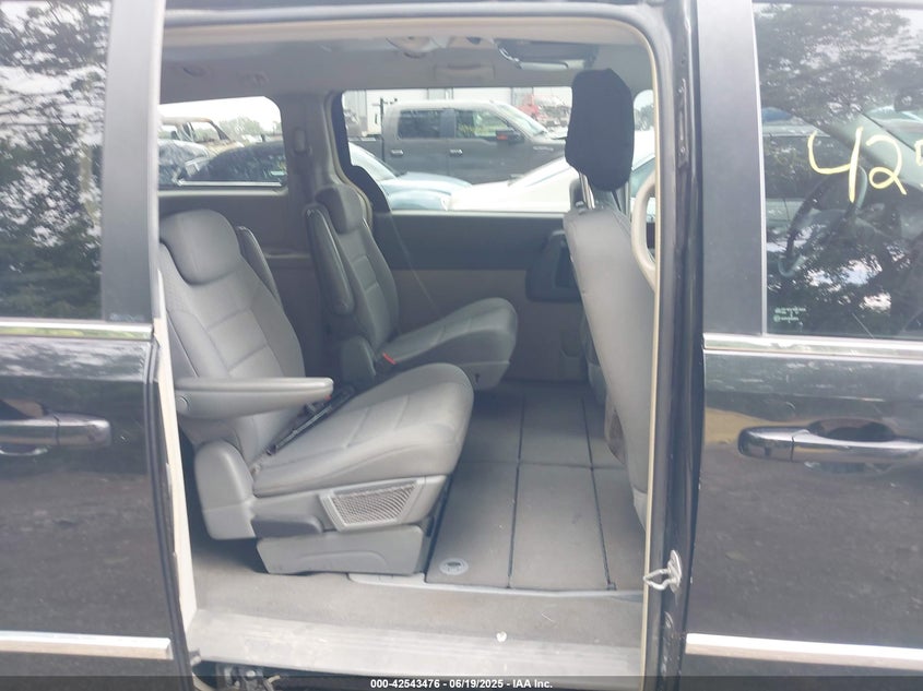 2010 CHRYSLER TOWN & COUNTRY auction photo 8