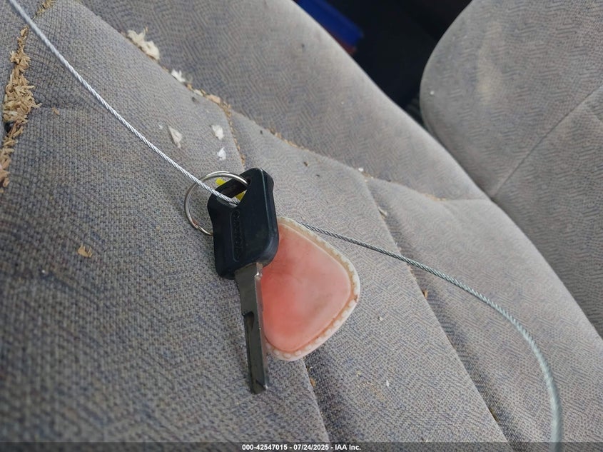 2000 Volvo Vn VIN: 4V4ND1UF1YN787851 Lot: 42547015