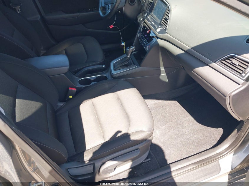 2017 HYUNDAI ELANTRA VIN: KMHD84LF0HU327211