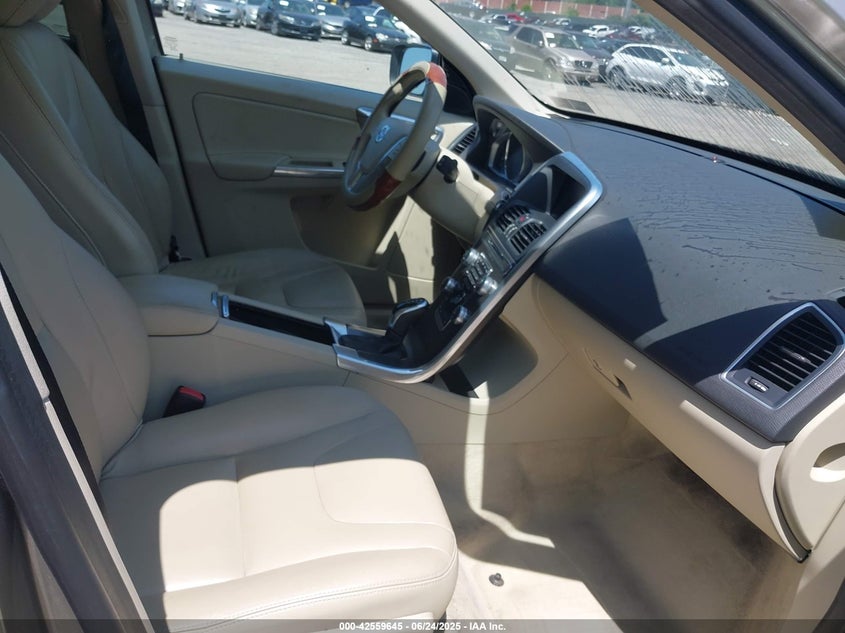 2015 VOLVO XC60 VIN: YV4612RK5F2677952