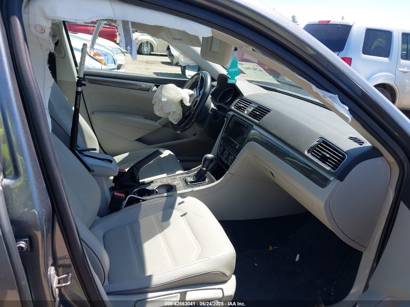 2017 VOLKSWAGEN PASSAT 1.8T SE - 1VWBT7A32HC063447