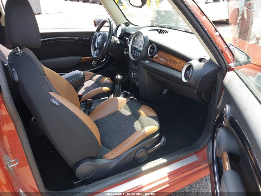 2011 MINI COOPER VIN: WMWSU3C55BT181956