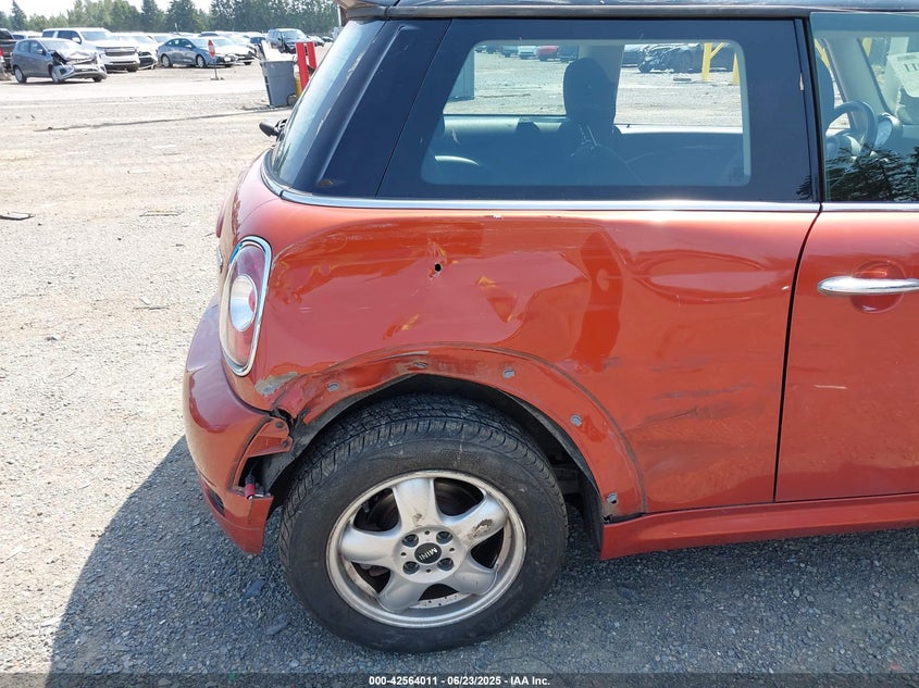 2011 MINI COOPER VIN: WMWSU3C55BT181956